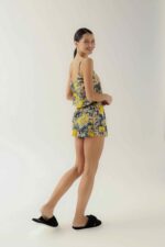 Фото Комплект из желтого атласа топ и шорты